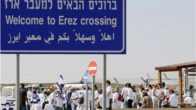 صورة قديمة لمعبر إيريز من جهة إسرائيل خلال مظاهرة لإحياء ذكرى أسر الجندي الإسرائيلي جلعاد شاليط 2006