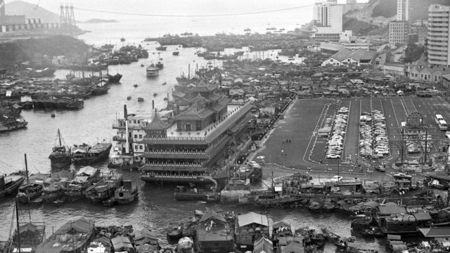 珍宝海鲜舫停泊在香港仔海旁（15/4/1977）