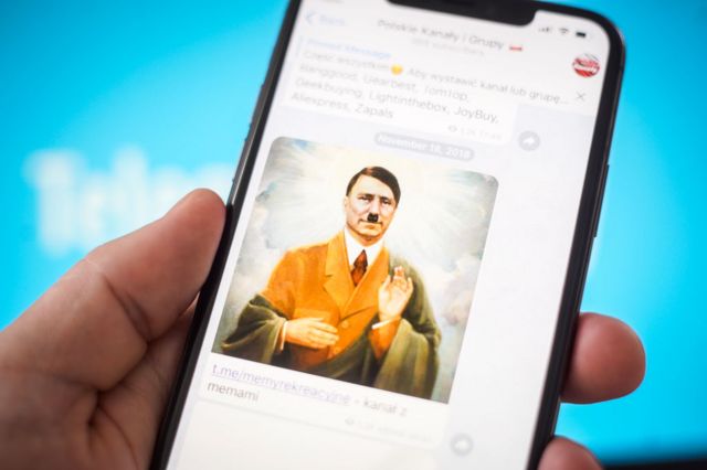 Hitler en un celular.
