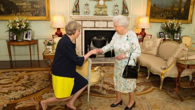 Theresa May em audiência particular com a rainha Elizabeth 2ª