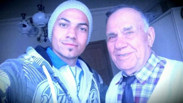 Hadi com o pai, Huda, na Síria; família morava em casa de oito quartos