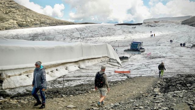 En el Glaciar 3000, un popular destino turístico, los bloques de hielo han sido envueltos en cubiertas protectoras.