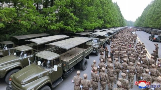 NK army with large vehicle convory