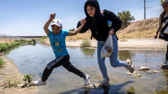 移民在5月11日跨境进入美国得克萨斯州的埃尔帕索县。(photo:BBC)