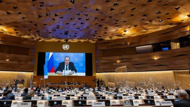 O ministro das Relações Exteriores da Rússia, Sergei Lavrov (na tela) discursa com uma mensagem de vídeo pré-gravada na 49ª sessão do Conselho de Direitos Humanos da ONU na sede europeia das Nações Unidas em Genebra, Suíça