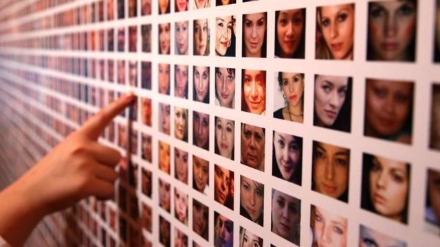 Una pared con fotos de candidatos a empleo
