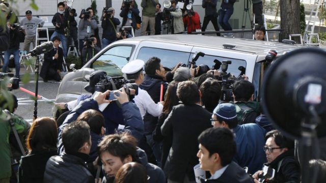 Fotógrafos rodean una camioneta de la policía que transporta a Takahiro Shiraishi en 2017.