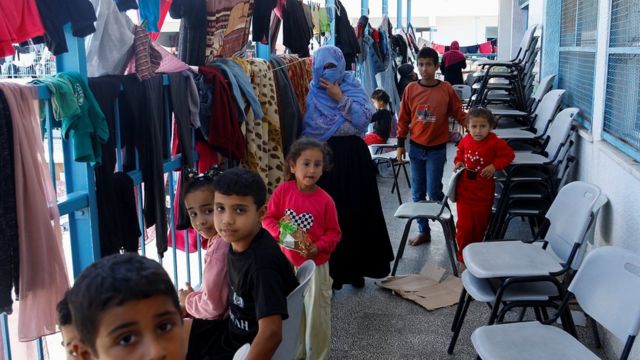 加沙难民在联合国开办的学校躲避战火