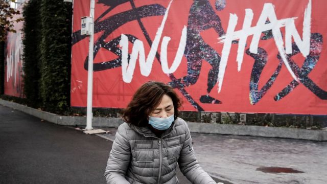 Женщина на велосипеде в Ухане