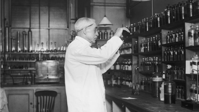 Фармацевт в аптеке, 1920- е годы