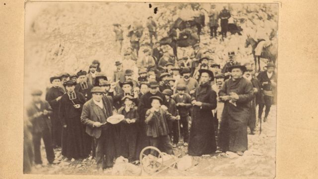 Después de la ceremonia, los baretoneses y los roncaleses comen y beben juntos, como muestra esta imagen del siglo XIX.