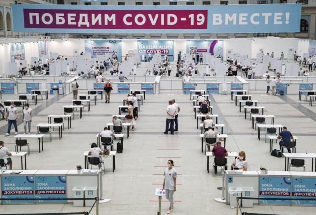 Chờ đợi để được tiêm vaccine Sputnik V của Nga ở Moscow, Nga, ngày 15 tháng 7 năm 2021