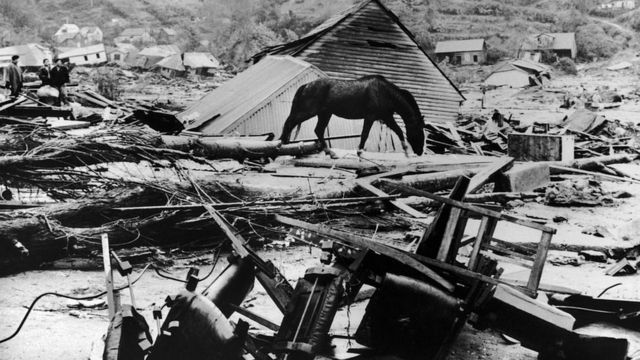 Destrozos tras el terremoto de Valdivia, Chile, en 1960.