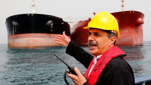 Embarcações petroleiras no golfo pérsico em imagem de arquivo