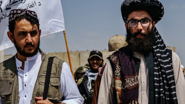 हक़्कानी नेटवर्क के अनस हक़्क़ानी तालिबान द्वारा ज़ब्त किए गए हथियारों का जायजा लेते हुए