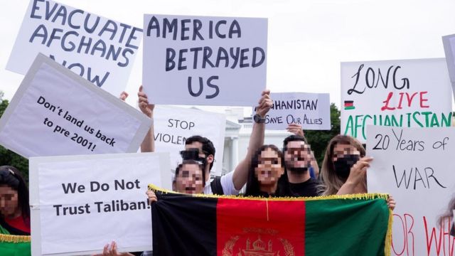 Afegãos em frente à Casa Branca para protestar contra as condições de retirada do exército americano