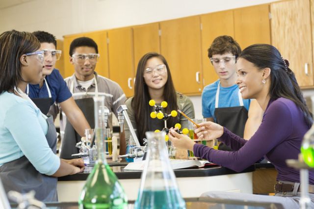 Học sinh Mỹ trong một lớp hóa học