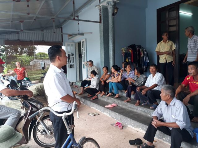 Luật sư Ngô Ngọc Trai tiếp xúc với người dân