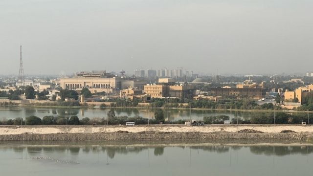 سفارة الولايات المتحدة في بغداد (وسط الصورة).