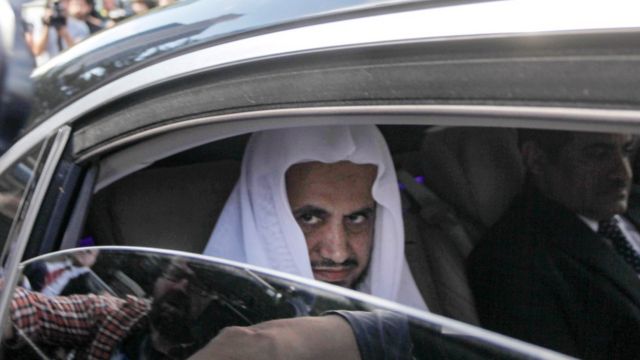 سعود المعجب يغادر قنصلية بلاده بعد أن عاينها