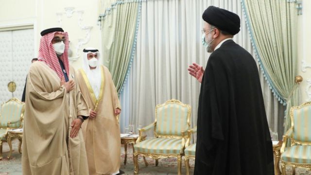 شیخ طحنون بن زايد النہیان اسی ہفتے کے آغاز میں تہران میں اپنے ایرانی ہم منصب اور ملک کے سخت گیر صدر ابراہیم رئیسی سے ملاقات کر کے لوٹے ہیں۔