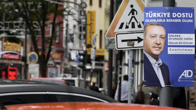 Türkiyeli göçmenlerin kurduğu ADD, seçim pankartlarında Cumhurbaşkanı Recep Tayyip Erdoğan'ın fotoğraflarını ve sözlerini kullanıyor.