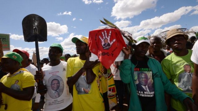 Simpatizantes de Robert Mugabe dentro do Zanu-PF party (04 de agosto de 2013)