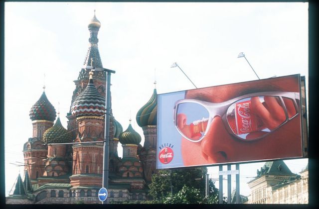 Una valla publicitaria de Coca Cola el 25 de julio de 1997 en Moscú con la Catedral de San Basilio de fondo.