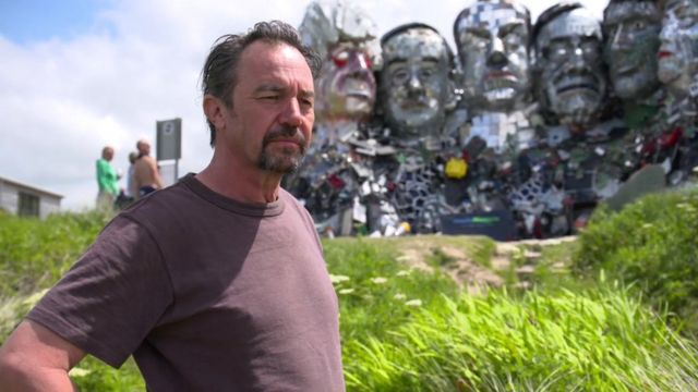 负责这一废电器雕塑的艺术家乔·拉什（Joe Rush）说，电子产品应该更耐用、更适合维修争取减少电子废品。(photo:BBC)