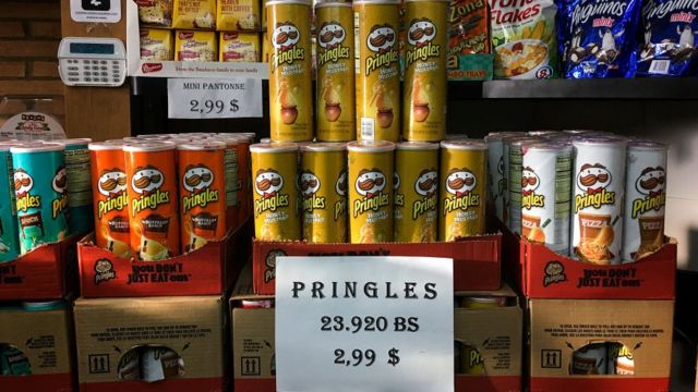 Pilhas de biscoitos Pringles em armazém
