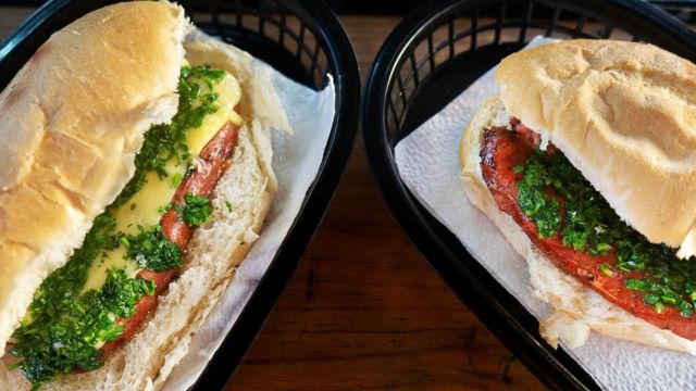 Choripán con chimichurri.