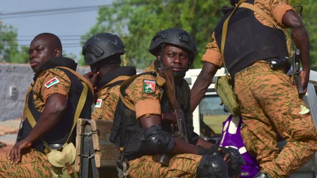 Des soldats burkinabè lors d'une opération contre de présumés djihadistes dans le Nord