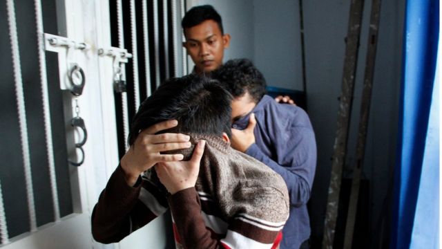 Pertama Di Aceh Pasangan Gay Dihukum 85 Kali Cambuk Bbc News Indonesia