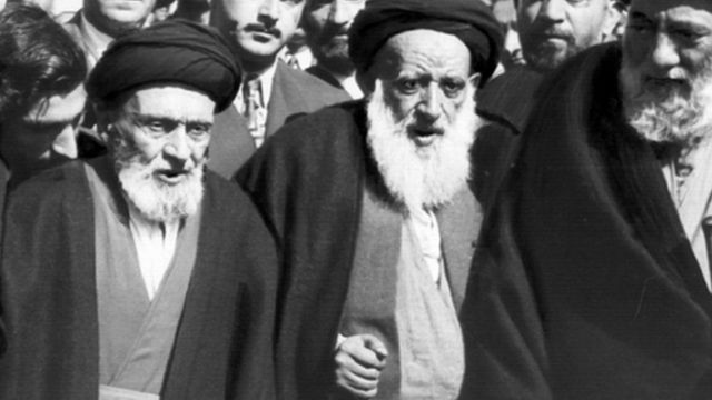 ابوالقاسم کاشانی (نفر اول از سمت چپ) در کنار محمد بهبهانی (نفر وسط)