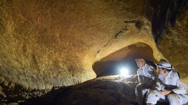 Arqueólogos en la cueva