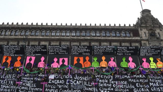 Memorial improvisado para vítimas de feminicídios no México, no Dia Internacional das Mulheres em 2021