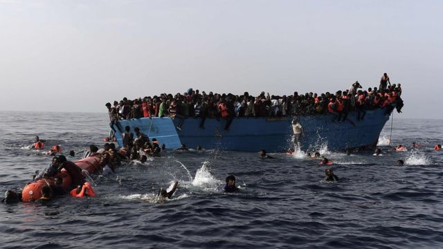 Los inmigrantes esperan ser rescatados por el equipo de Proactiva Open Armas en el Mediterráneo