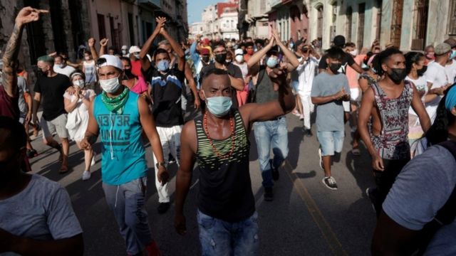 周日（7月11日）古巴首都哈瓦那街头出现抗议人群，他们高喊反政府口号。(photo:BBC)