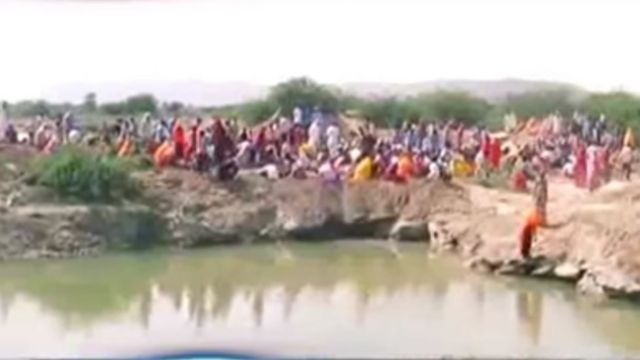 মাটি খুঁড়ছে গ্রামবাসীরা