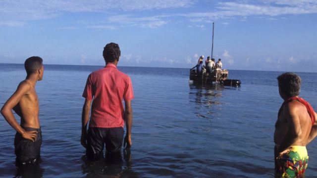 Cubanos partiendo desde la playa de Cojímar, en Cuba, en 1994.