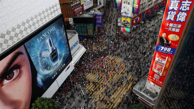 11月2日,香港大批市民穿著黑衣及戴口罩上街