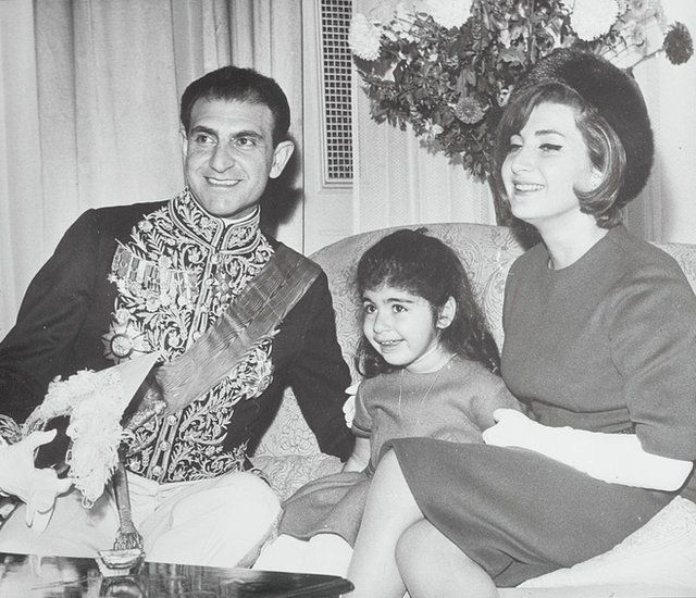 اردشیر زاهدی در لندن به عنوان سفیر ایران، به همراه مسر و فرزندش