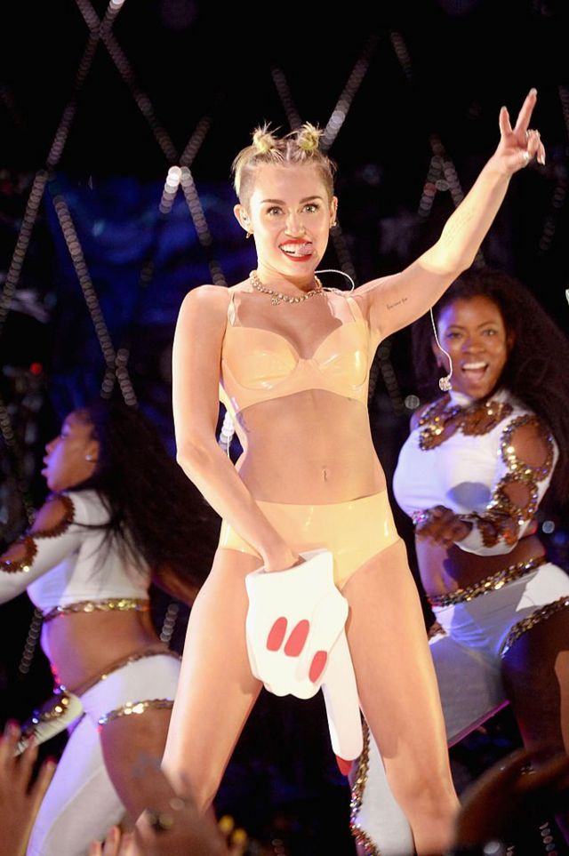 Miley Cyrus interpreta We can't stop en los MTV Music Awards en 2013