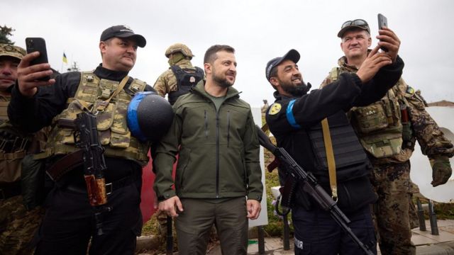 泽连斯基在伊久姆市与乌克兰士兵自拍（14/9/2022）