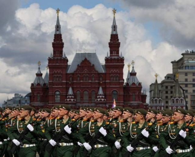 รัสเซีย ยูเครน : ภาพสวนสนาม "วันแห่งชัยชนะ" ของรัสเซีย 9 พ.ค. 2022 - BBC  News ไทย