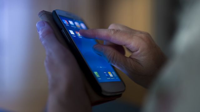 Manos de hombre usando aplicaciones de un smartphone