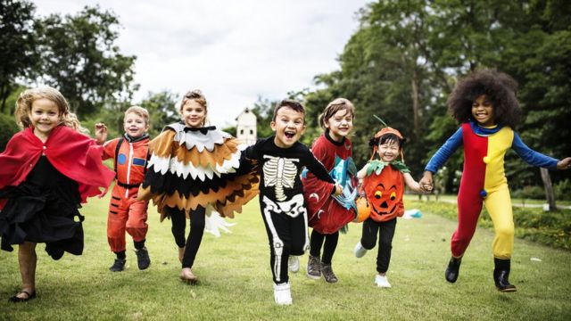 Crianças fantasiadas para o Halloween, ou Dia das Bruxas