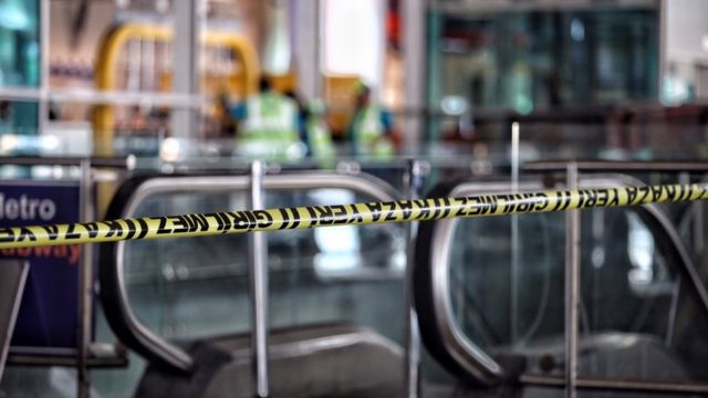 Огороженное место взрыва в аэрорту Стамбула