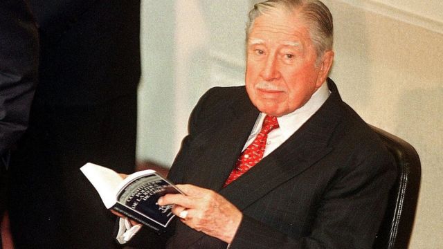 Augusto Pinochet lendo um livro