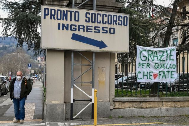 Un cartel reza "gracias por lo que están haciendo" frente a emergencias del hospital Molinette de Turín, Italia.